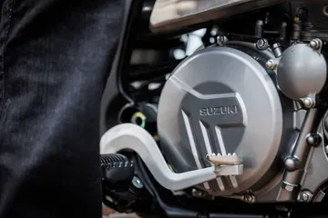 Vista del motor de la Suzuki DR-Z4SM, un potente corazón para un manejo ágil.