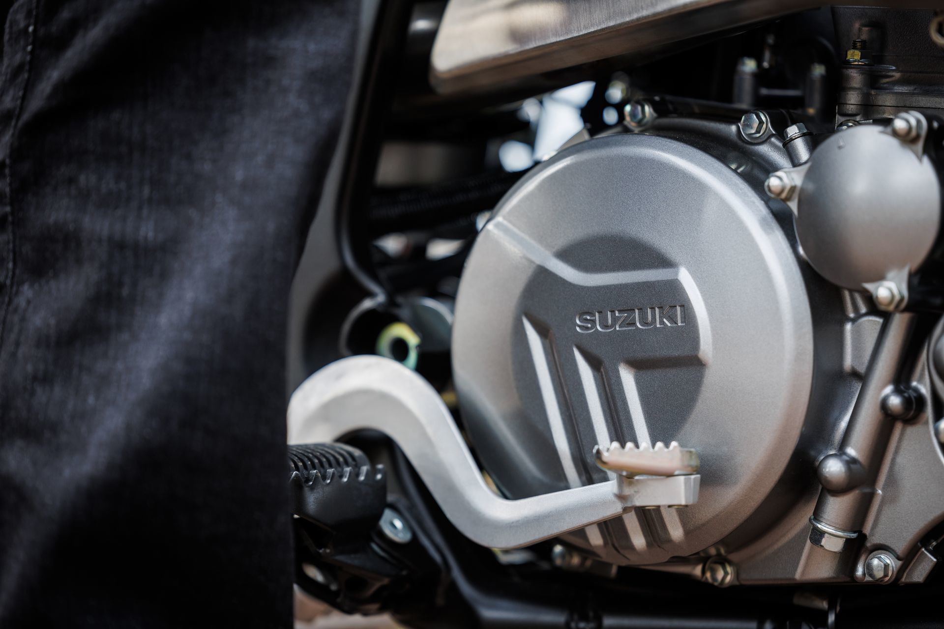 Vista del motor de la Suzuki DR-Z4SM, un potente corazón para un manejo ágil.