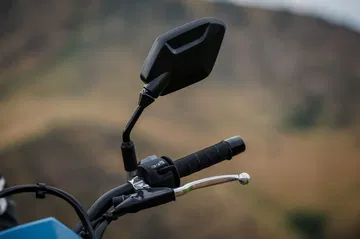 Vista del manillar con espejo de la Suzuki DR-Z4SM, ideal para maniobras urbanas.