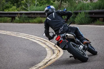 La Suzuki DR-Z4SM se siente ágil y divertida en cada curva que enfrentas.