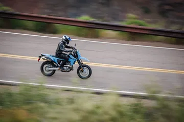 La Suzuki DR-Z4SM es una moto ágil y divertida ideal para el carné A2.