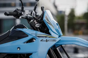 Vista del manillar y diseño ergonómico de la Suzuki DR-Z4SM.