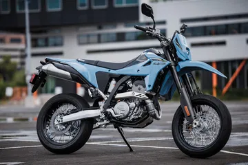 La Suzuki DR-Z4SM es una moto ligera y divertida, ideal para el carné A2.