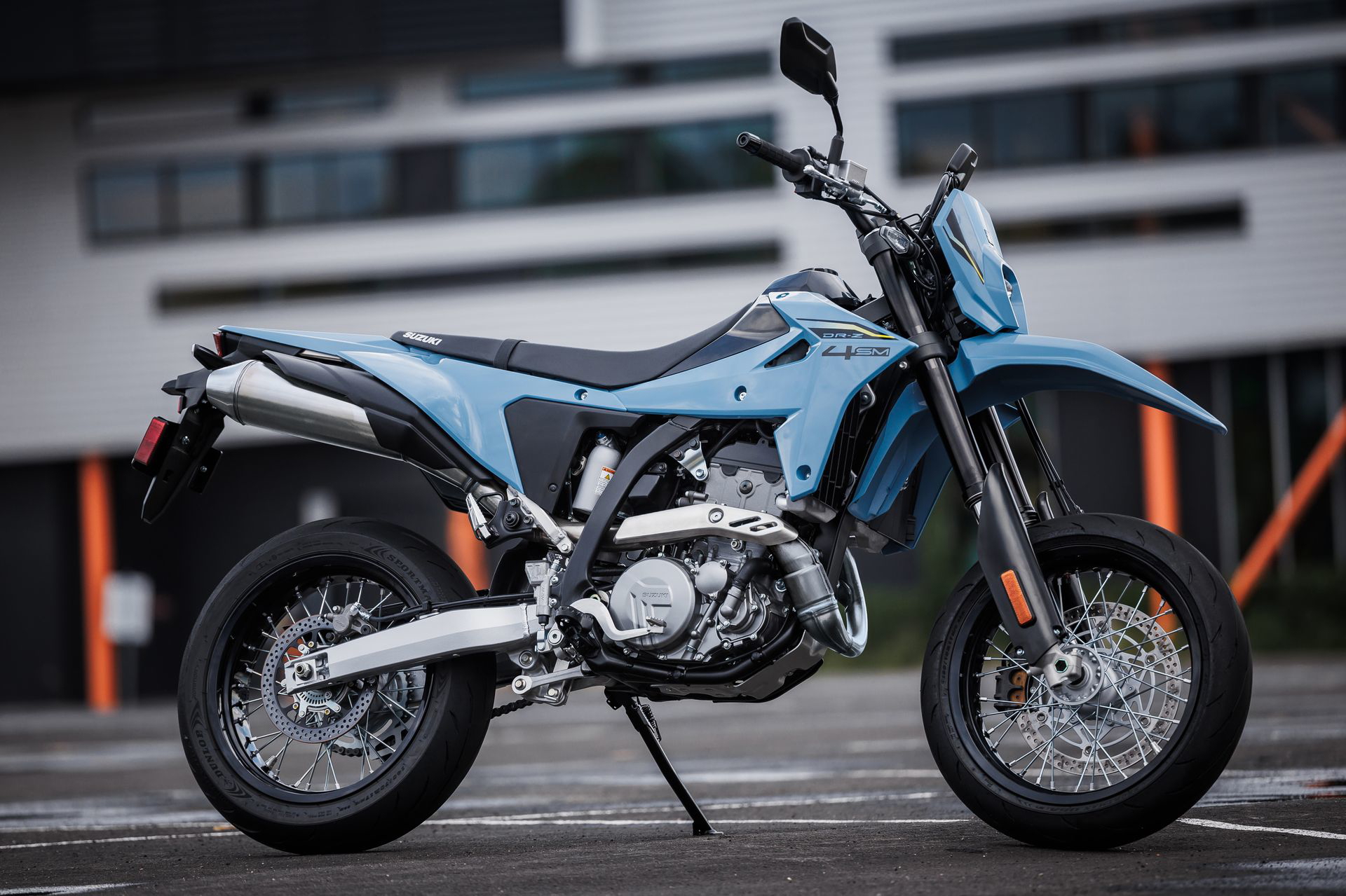 La Suzuki DR-Z4SM es la elección perfecta para quienes buscan adrenalina con su diseño audaz y ligero.