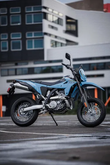 La Suzuki DR-Z4SM destaca por su diseño atrevido y robusto, ideal para disfrutar en entornos urbanos.