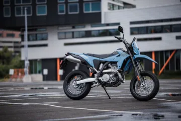 La Suzuki DR-Z4SM destaca por su diseño desenfadado y ligera estructura, ideal para el pilotaje urbano.