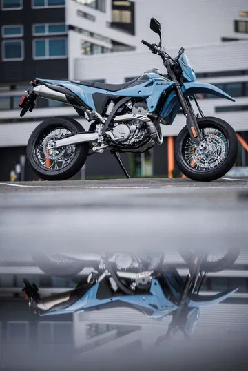 La Suzuki DR-Z4SM destaca por su diseño agresivo y ligero, ideal para la ciudad y el campo.