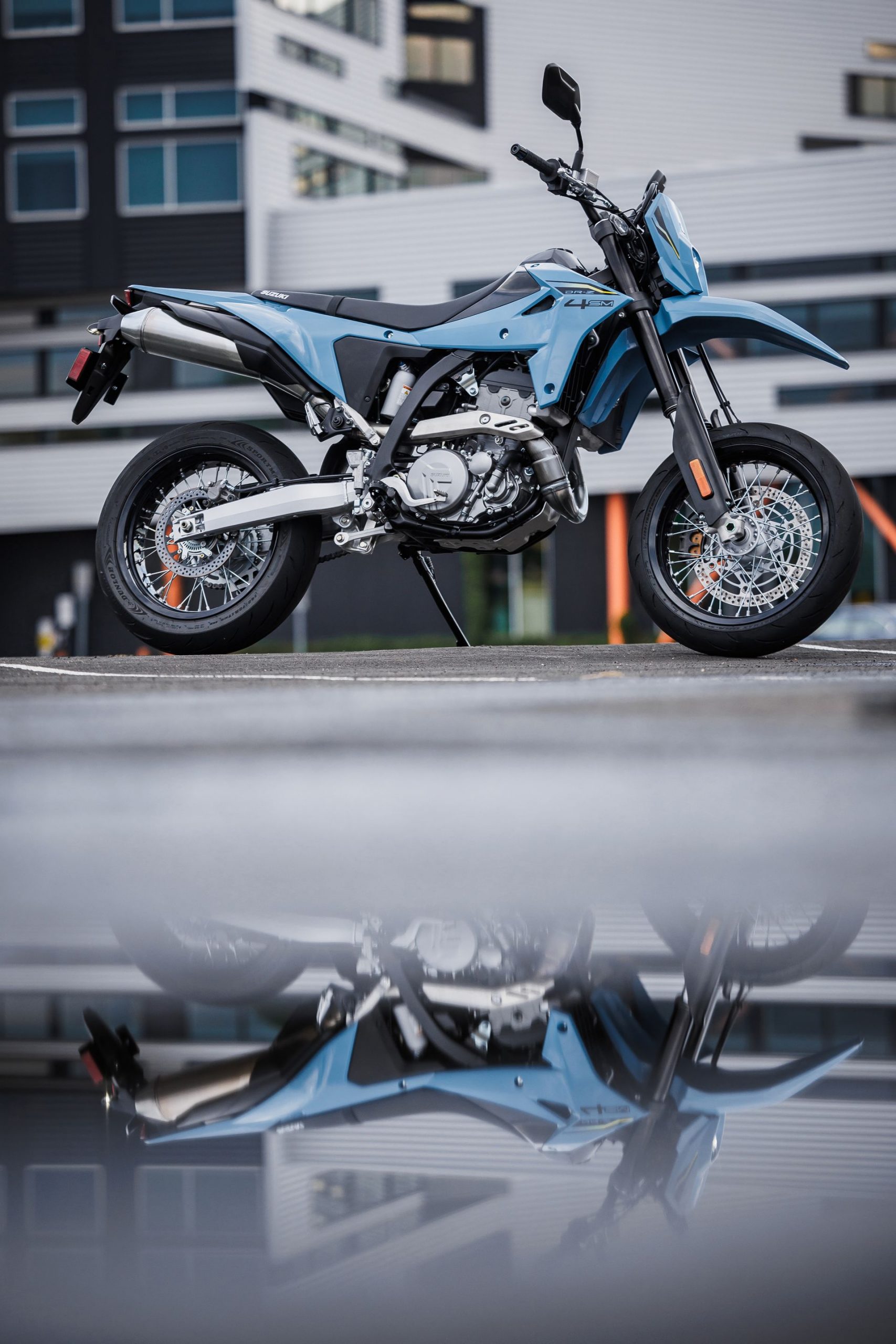 La Suzuki DR-Z4SM destaca por su diseño agresivo y ligero, ideal para la ciudad y el campo.