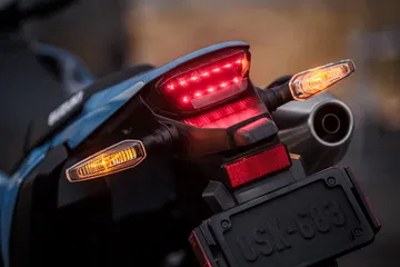 Vista detallada del sistema de iluminación trasera, ideal para la visibilidad nocturna.
