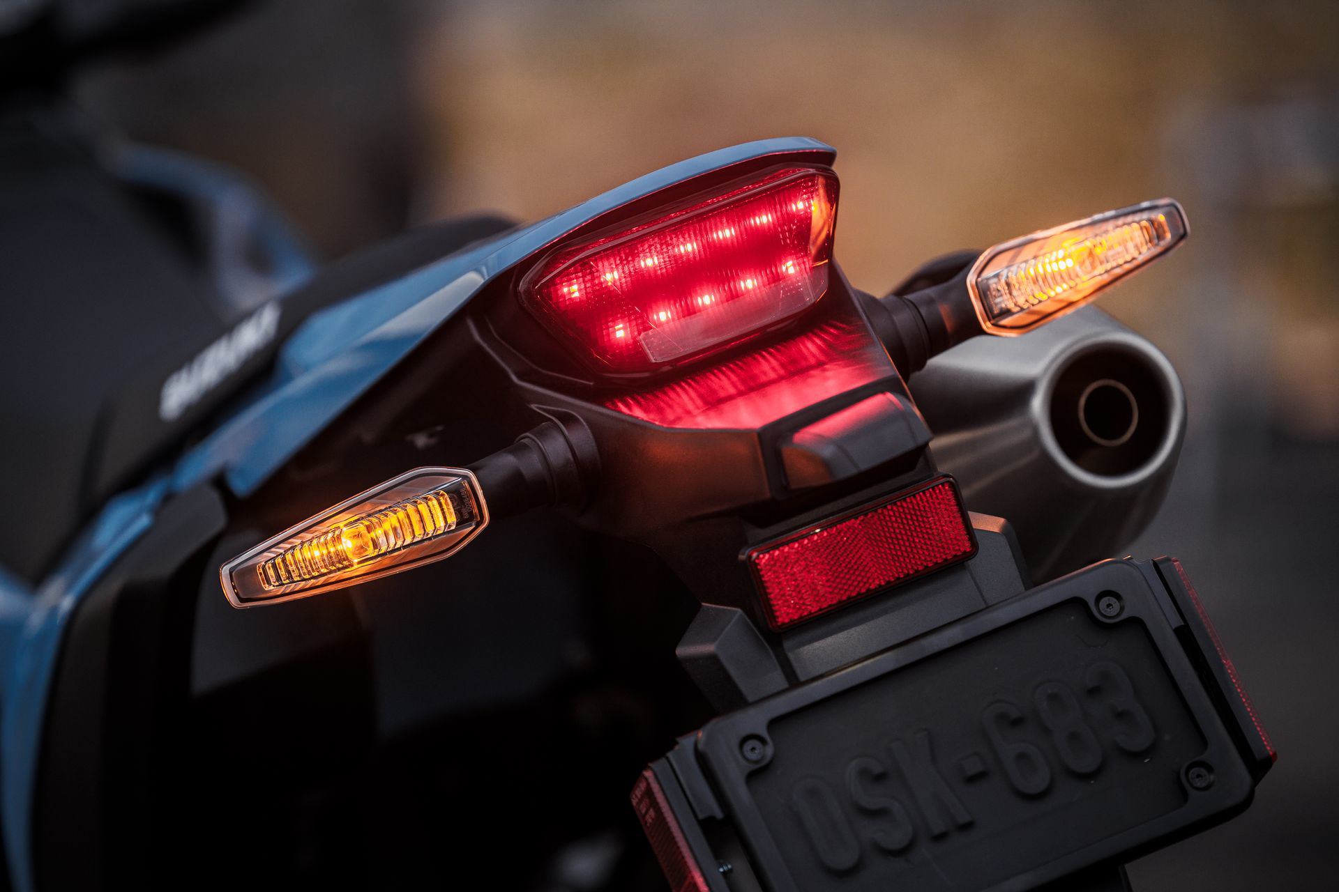 Vista detallada del sistema de iluminación trasera, ideal para la visibilidad nocturna.