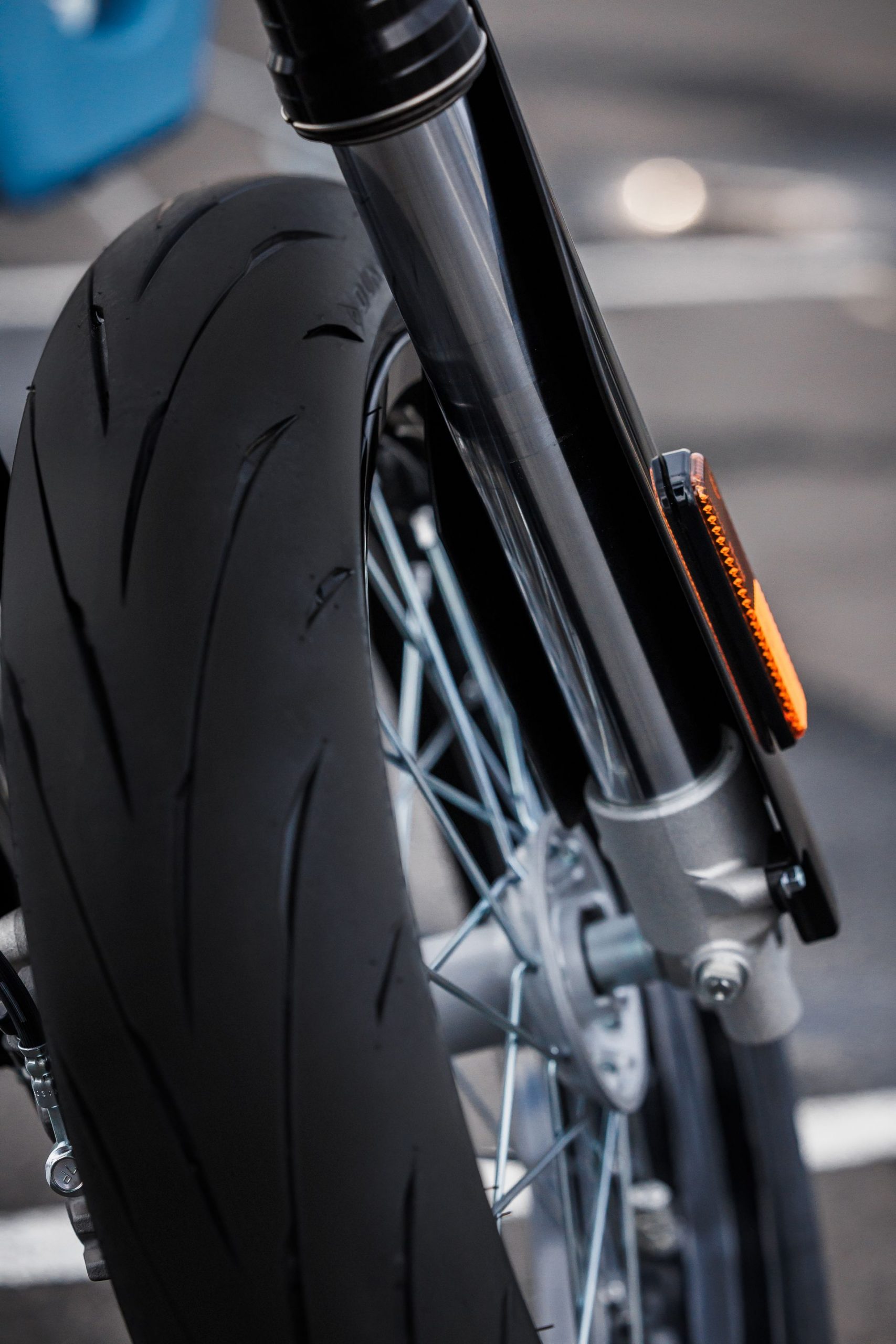 Primer plano de la llanta y neumático trasero, ideal para el off-road.