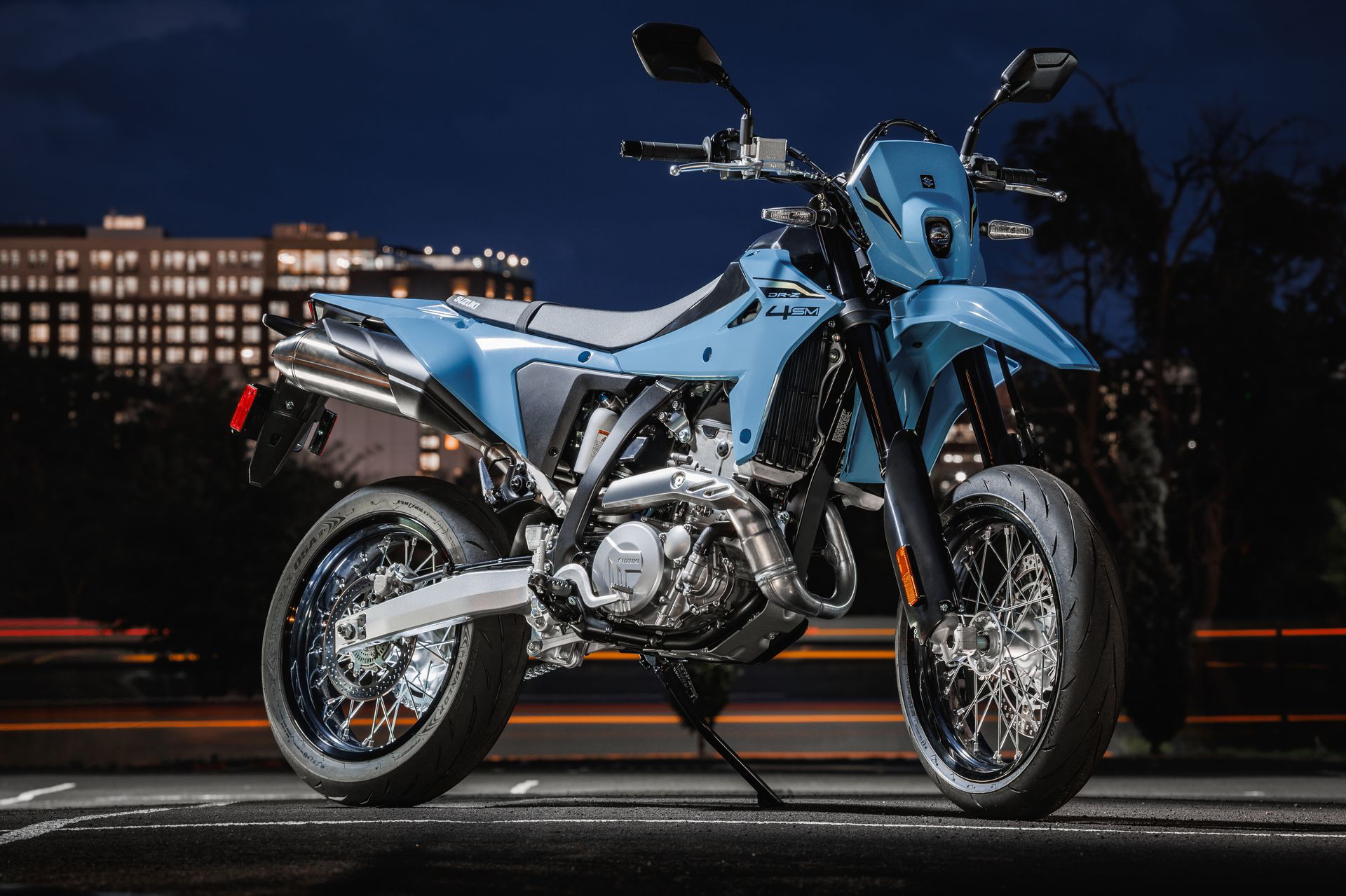 La Suzuki DR-Z4SM es una moto divertida y macarra, perfecta para el carnet A2.