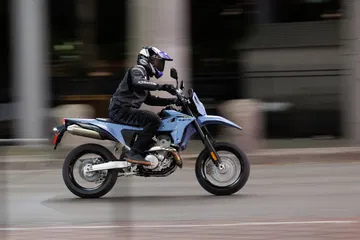 La Suzuki DR-Z4SM destaca por su agilidad y potencia en el asfalto.