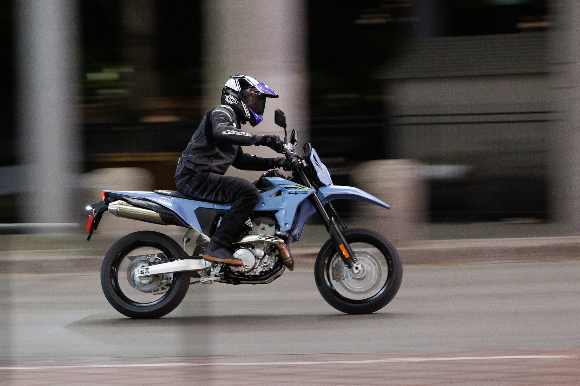 La Suzuki DR-Z4SM destaca por su agilidad y potencia en el asfalto.