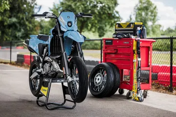 La Suzuki DR-Z4SM destaca por su agilidad y diseño llamativo, ideal para el carnet A2.