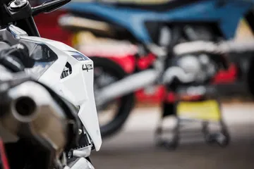 Vista detalle del motor de la Suzuki DR-Z4SM, potente y lista para la aventura