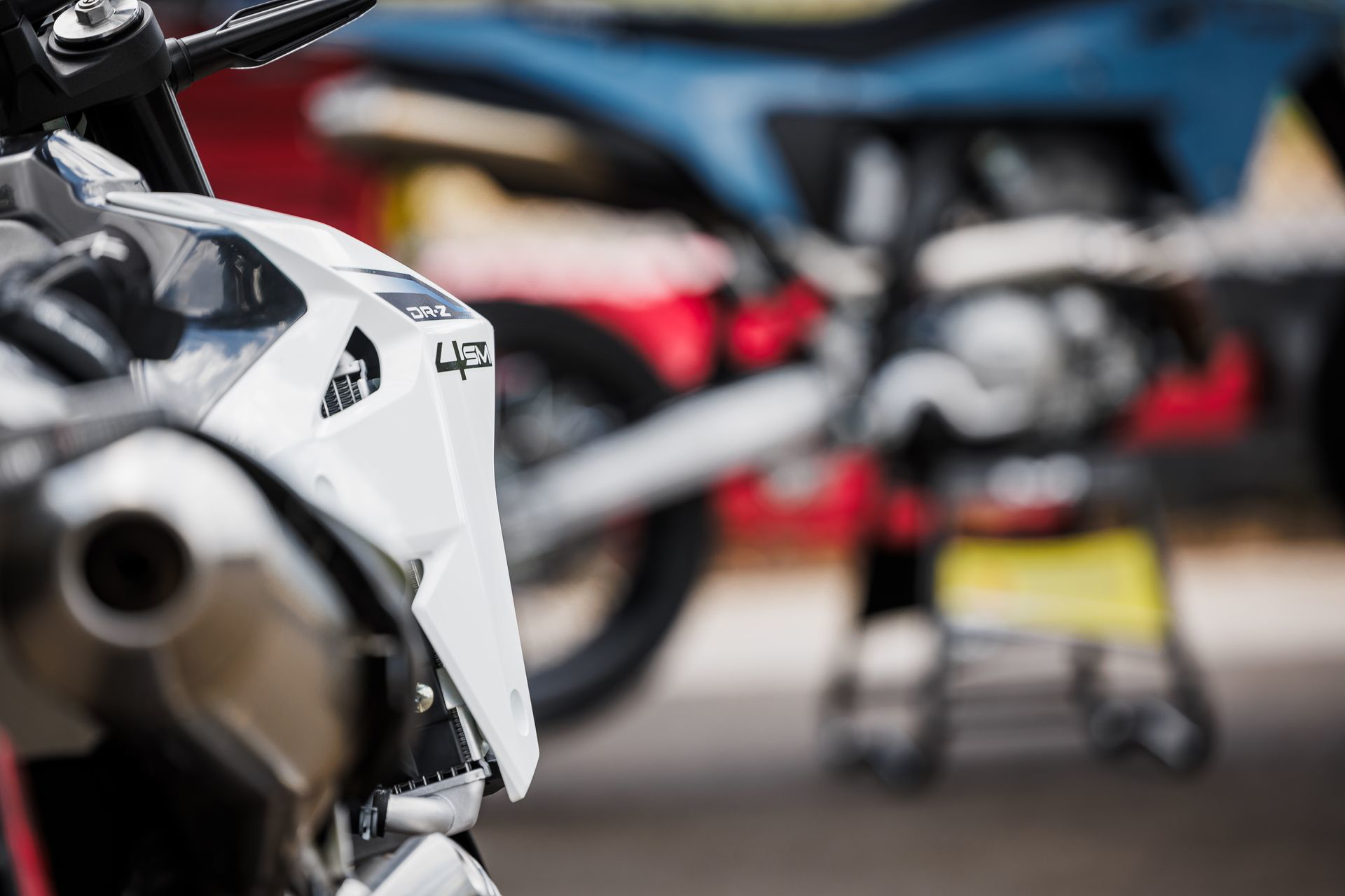 Vista detalle del motor de la Suzuki DR-Z4SM, potente y lista para la aventura