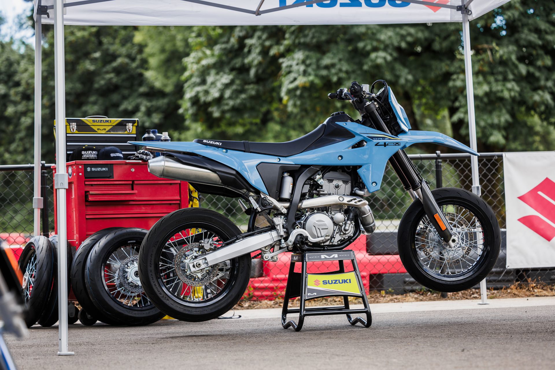 La Suzuki DR-Z4SM destaca por su diseño agresivo y ligero, perfecta para el piloto aventurero.