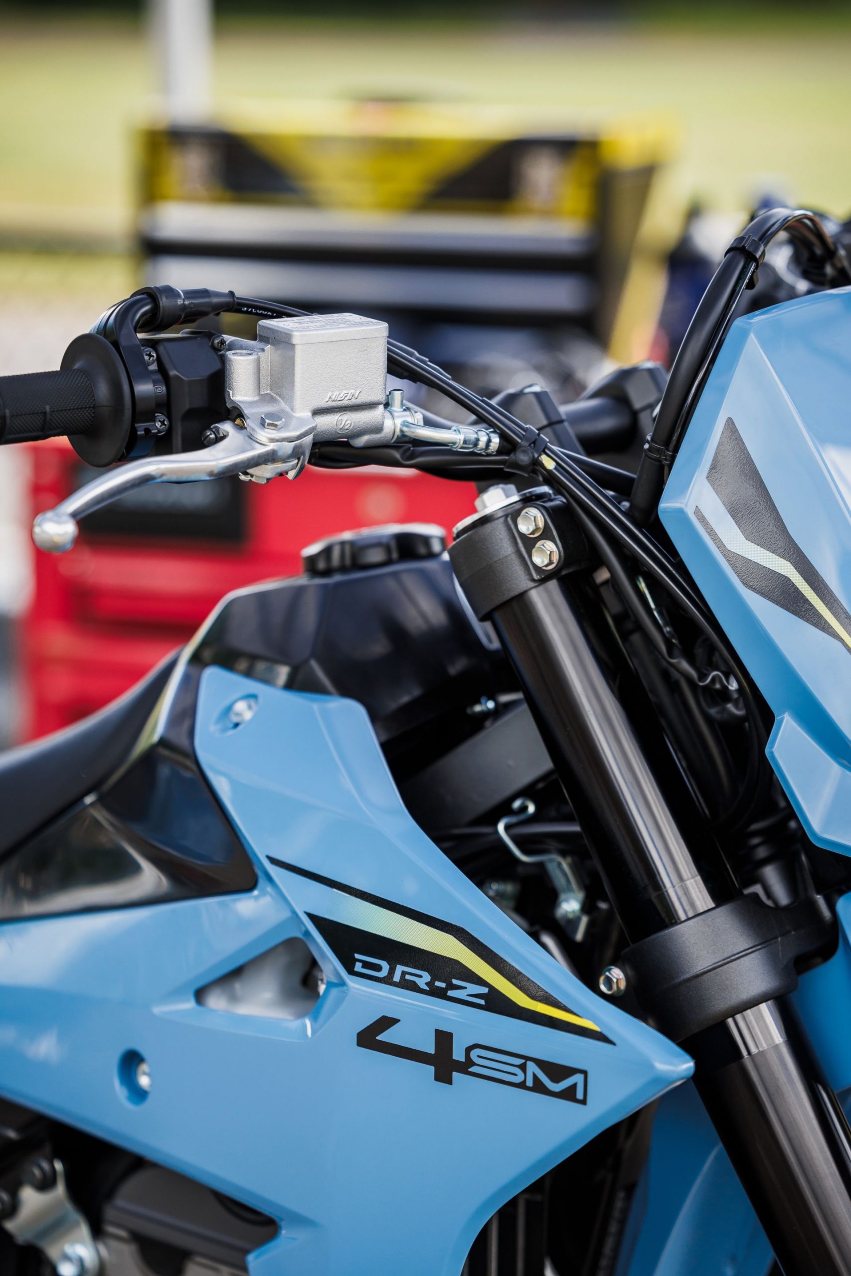 Vista del manillar y detalles del Suzuki DR-Z4SM, destacando su diseño agresivo y funcionalidad.