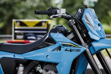 Primer plano del manillar y asiento de la Suzuki DR-Z4SM, una moto ligera y divertida.