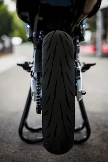 Vista trasera de la Suzuki DR-Z4SM, destacando el diseño y agarre del neumático