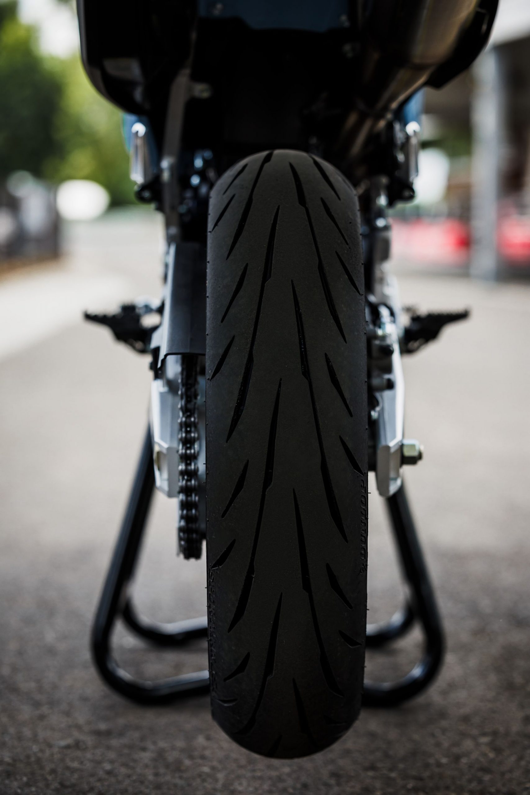 Vista trasera de la Suzuki DR-Z4SM, destacando el diseño y agarre del neumático