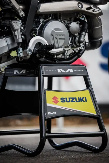 Vista detallada del motor de la Suzuki DR-Z4SM, destacando su diseño robusto y funcional.