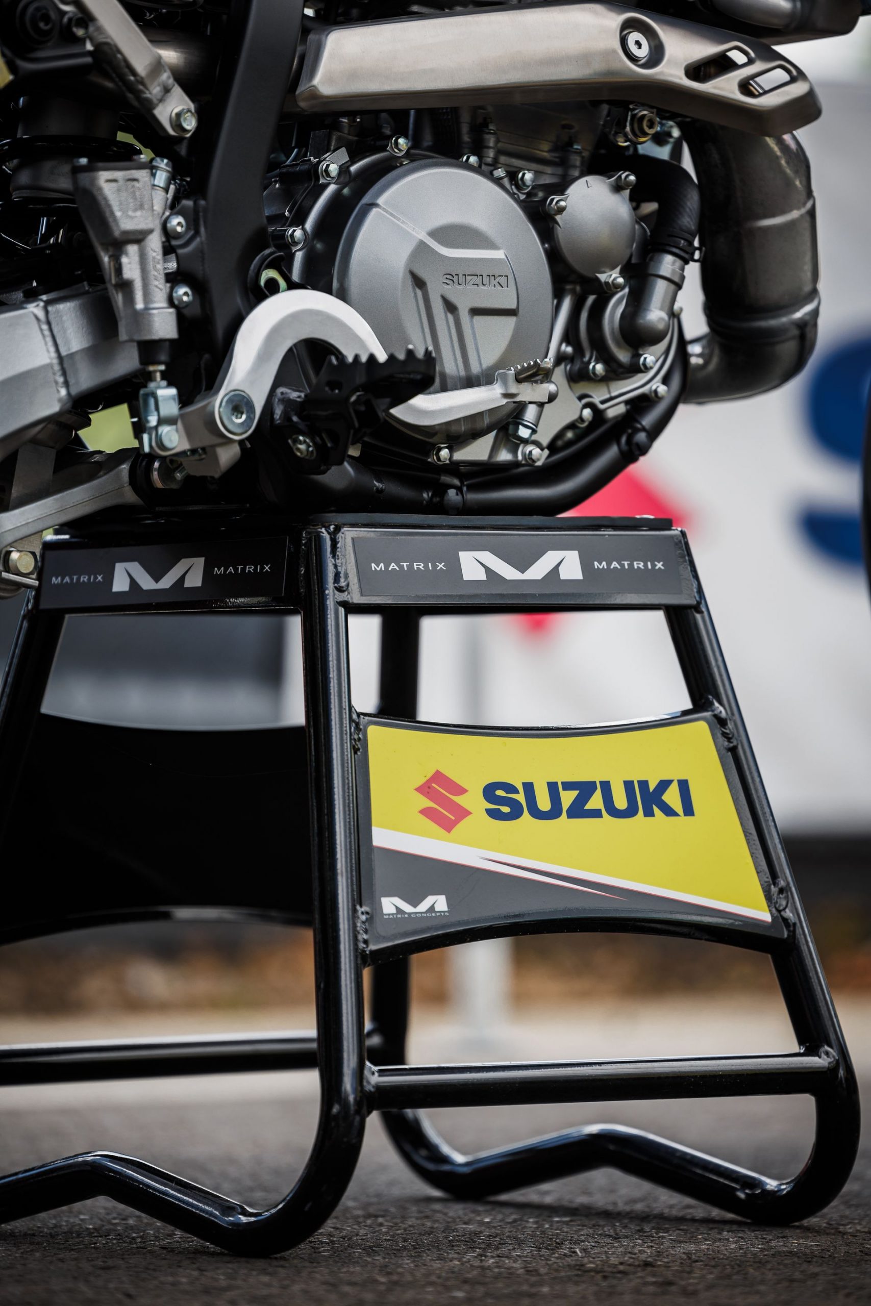 Vista detallada del motor de la Suzuki DR-Z4SM, destacando su diseño robusto y funcional.