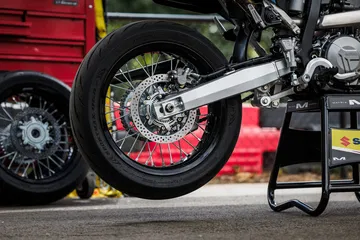 Vista del sistema de escape de la Suzuki DR-Z4SM, resaltando su diseño agresivo y funcional.