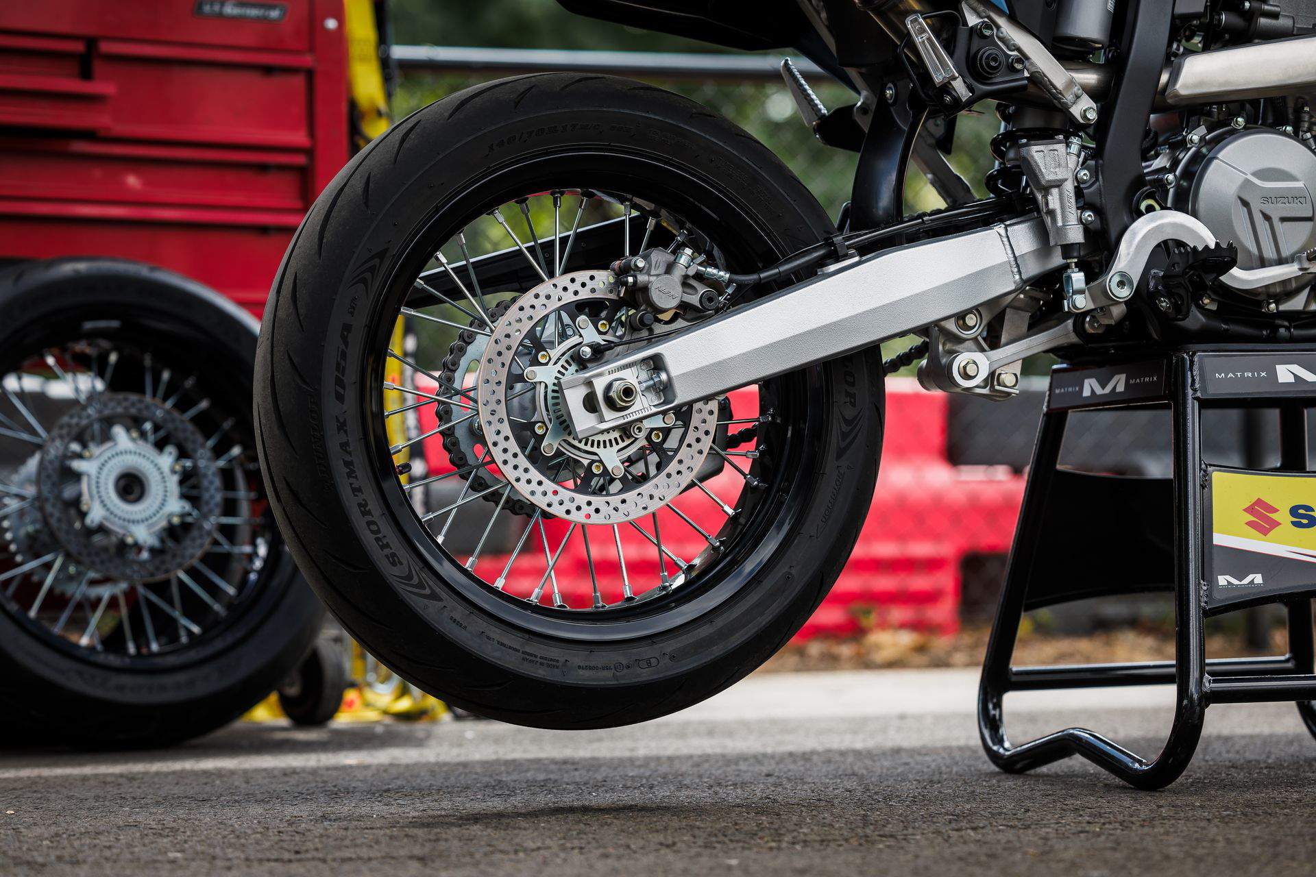 Vista del sistema de escape de la Suzuki DR-Z4SM, resaltando su diseño agresivo y funcional.