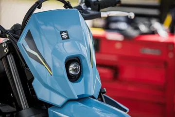 Vista detallada del depósito de combustible de la Suzuki DR-Z4SM.