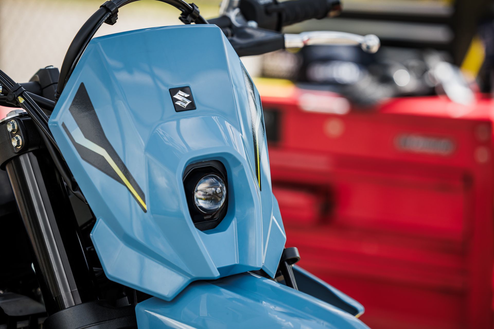 Vista detallada del depósito de combustible de la Suzuki DR-Z4SM.