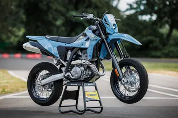 La Suzuki DR-Z4SM destaca por su ligereza y diseño agresivo perfecto para el A2.