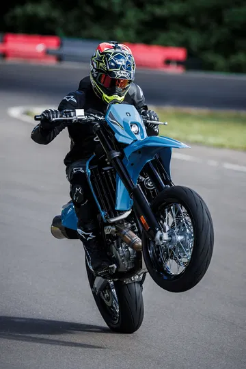 La Suzuki DR-Z4SM destaca por su agilidad y potencia, ideal para pilotos del A2.