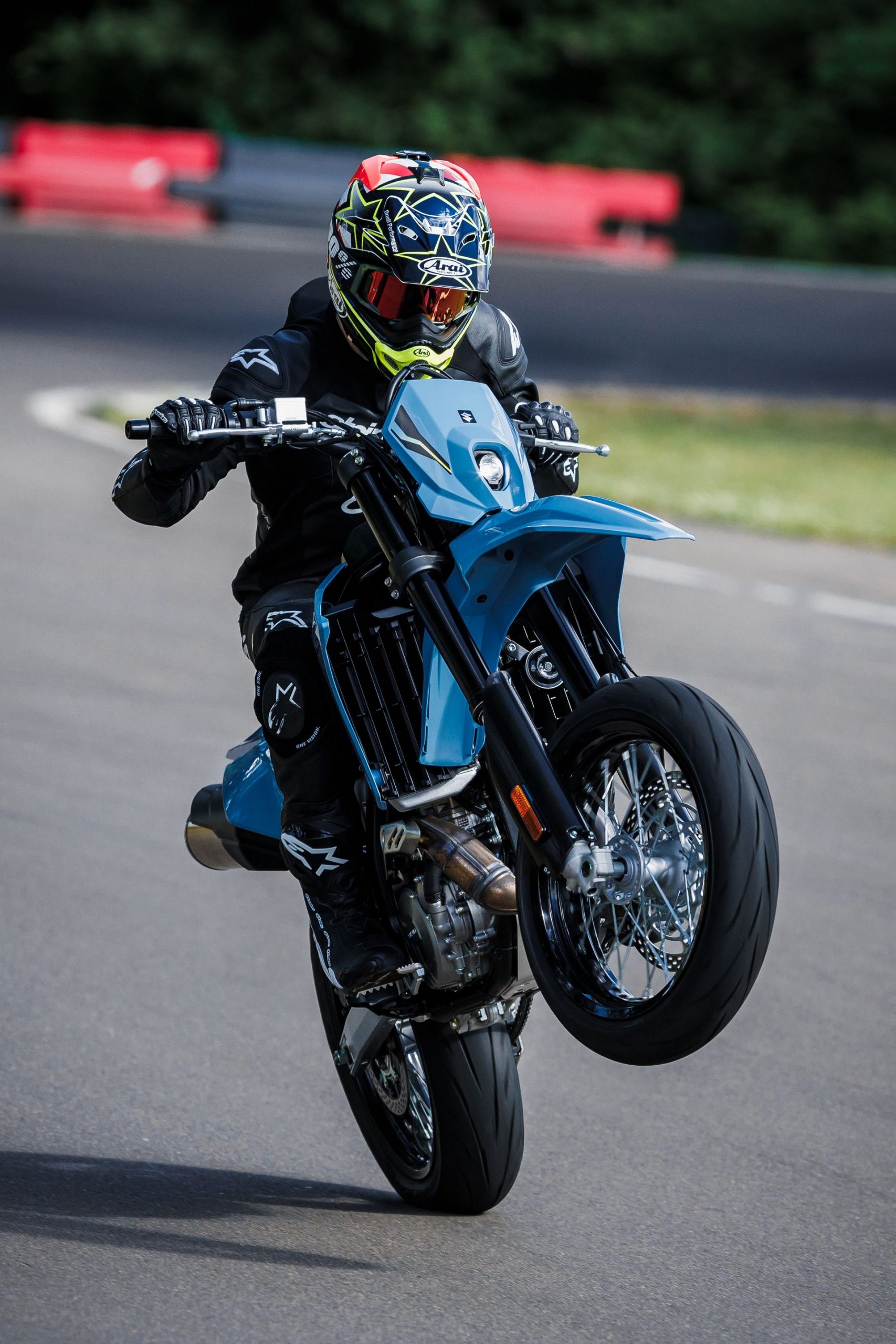 La Suzuki DR-Z4SM destaca por su agilidad y potencia, ideal para pilotos del A2.