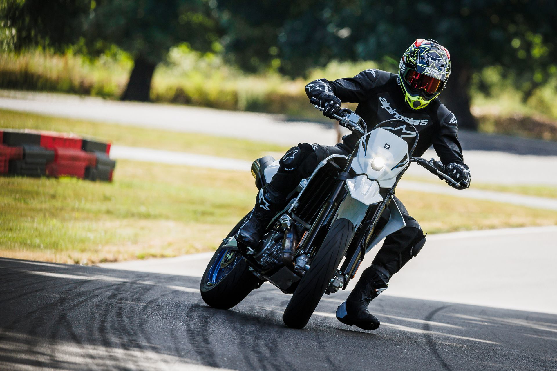 La Suzuki DR-Z4SM combina ligereza y potencia, ideal para el A2.