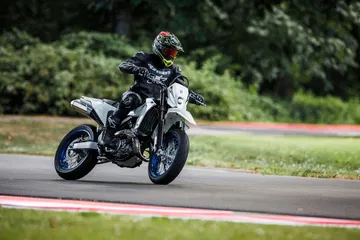 La Suzuki DR-Z4SM destaca por su agilidad y diseño deportivo, ideal para la diversión en carretera.