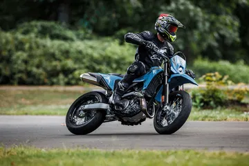La Suzuki DR-Z4SM destaca por su estilo agresivo y diversión al conducir. Con 154 kg y 38 CV, es ideal para el A2.