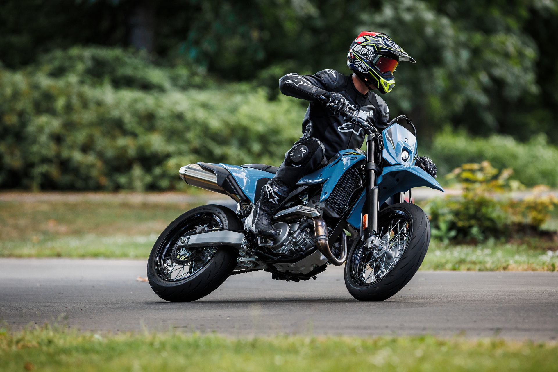 La Suzuki DR-Z4SM destaca por su estilo agresivo y diversión al conducir. Con 154 kg y 38 CV, es ideal para el A2.