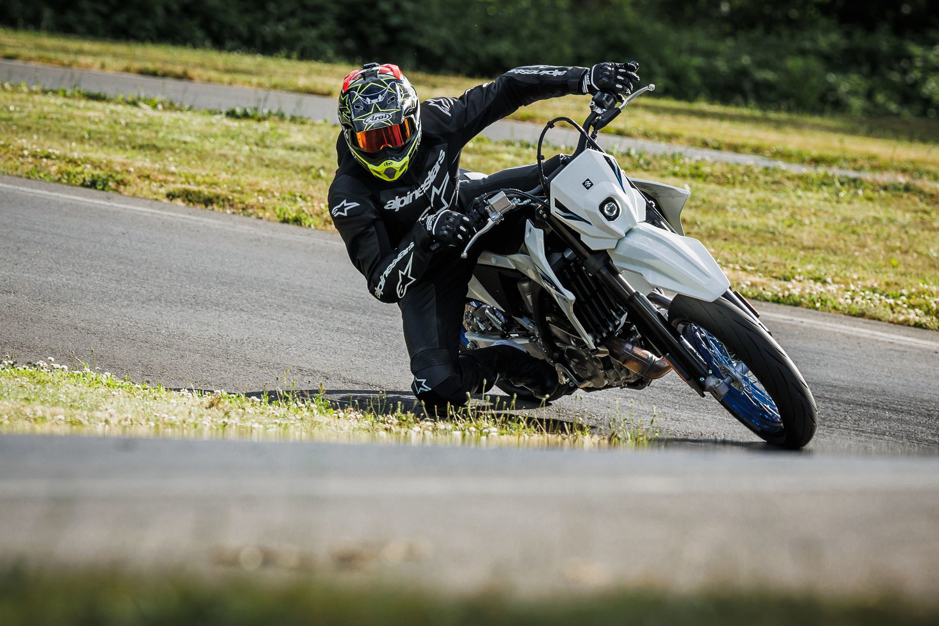 La Suzuki DR-Z4SM es una moto macarra y divertida, perfecta para el A2.