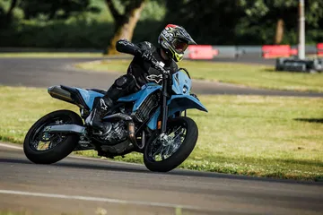 La Suzuki DR-Z4SM destaca por su diseño agresivo y su rendimiento excelente en curvas.