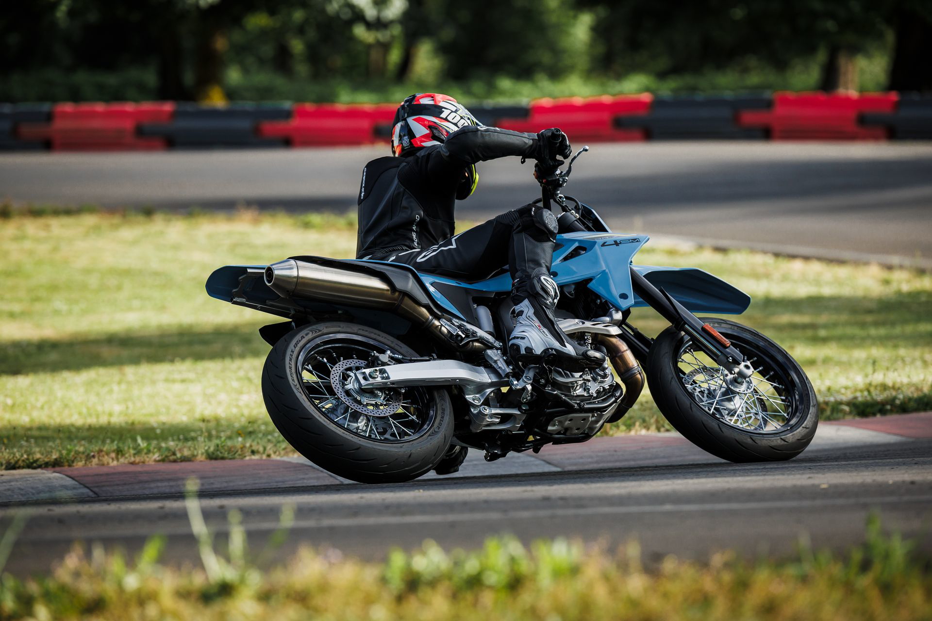 La Suzuki DR-Z4SM es una moto versátil y emocionante para el carnet A2.