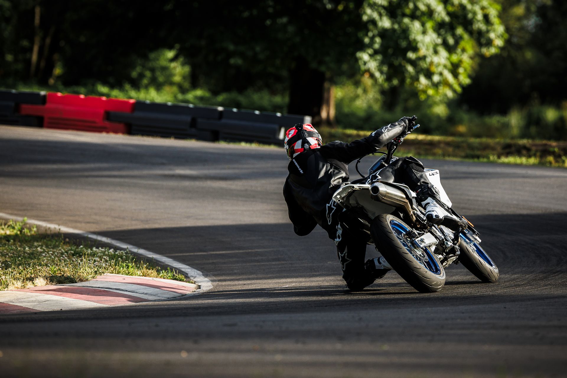 La Suzuki DR-Z4SM ofrece una experiencia de conducción ágil y emocionante. Ideal para motociclistas con el A2.