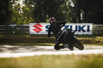 La Suzuki DR-Z4SM captura la esencia de la diversión sobre dos ruedas.