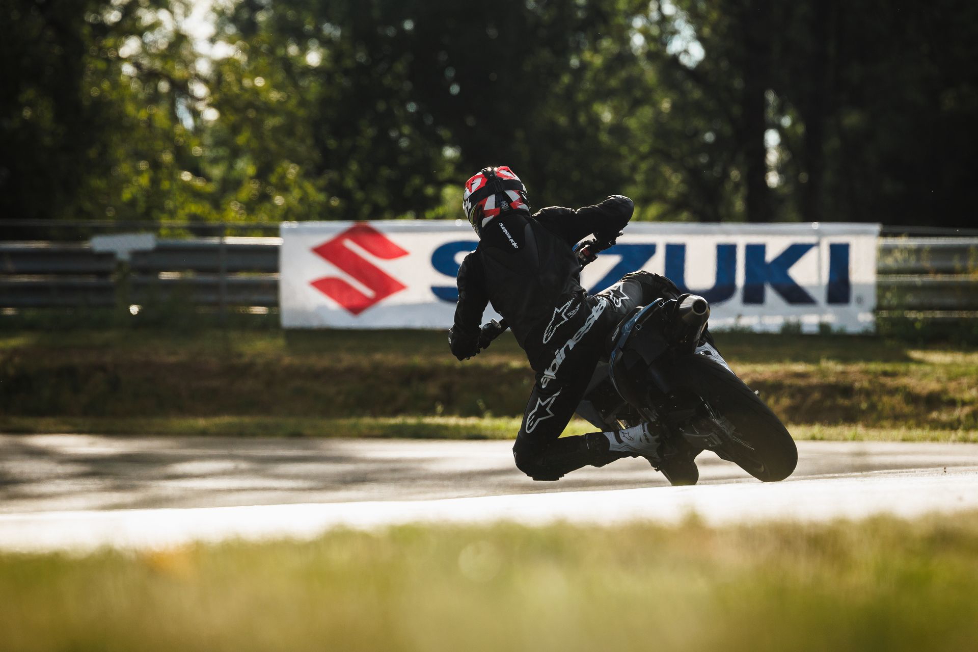 La Suzuki DR-Z4SM captura la esencia de la diversión sobre dos ruedas.