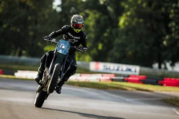 La Suzuki DR-Z4SM destaca por su ligereza y potencia, ideal para el A2.