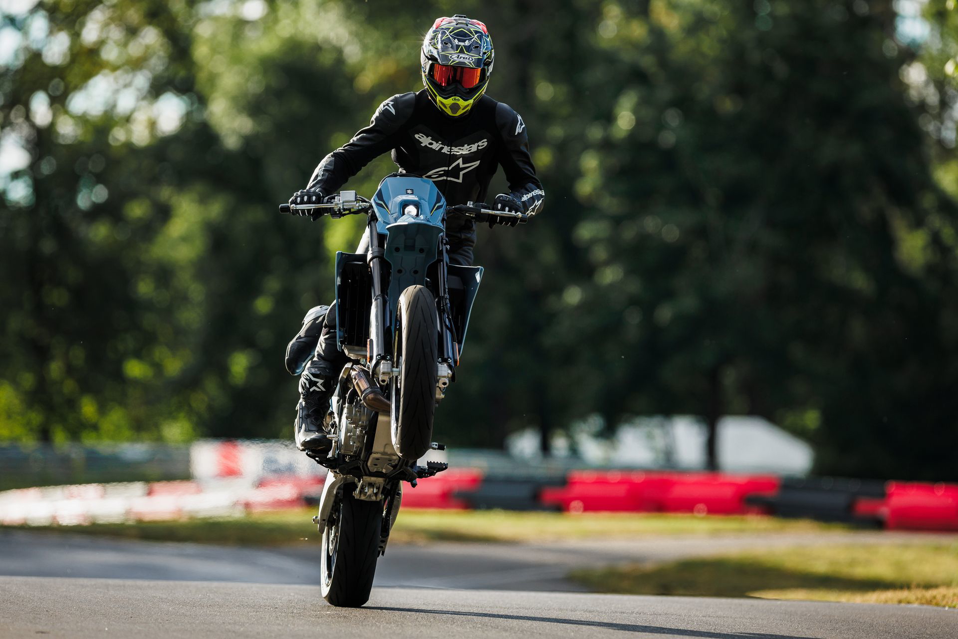 La Suzuki DR-Z4SM destaca por su ligereza y potencia, ideal para pilotos del A2.