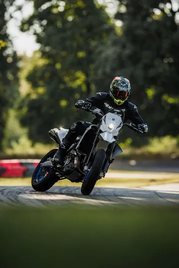 La Suzuki DR-Z4SM combina ligereza y potencia, ideal para el A2.