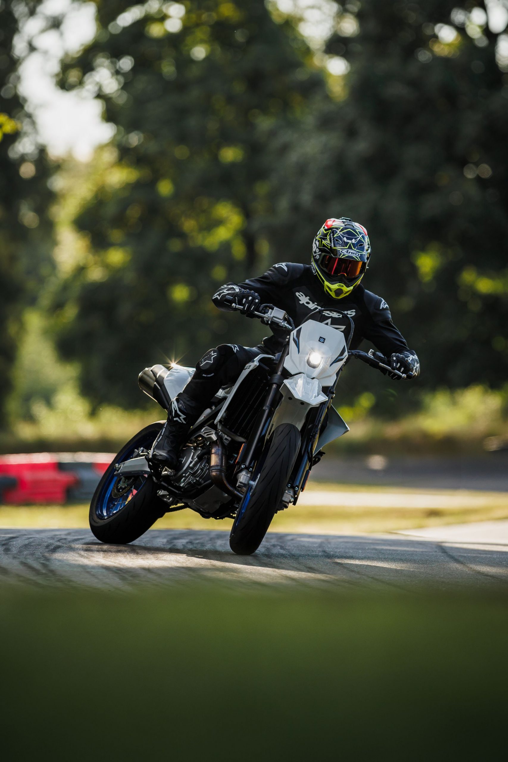 La Suzuki DR-Z4SM combina ligereza y potencia, ideal para el A2.