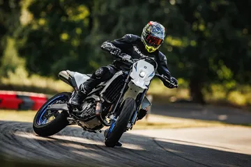 La Suzuki DR-Z4SM es pura adrenalina, combinando ligereza y potencia ideal para el A2.